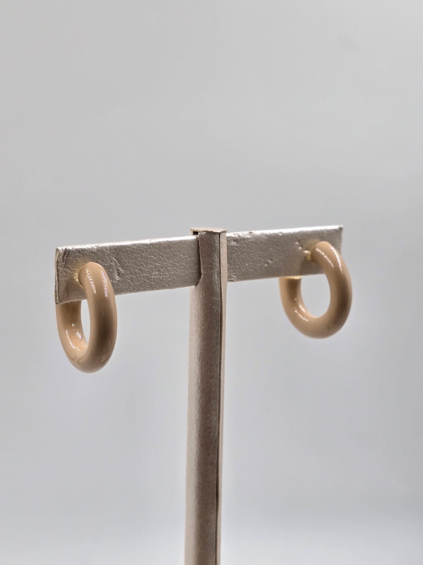 O - Beige Little Hoops