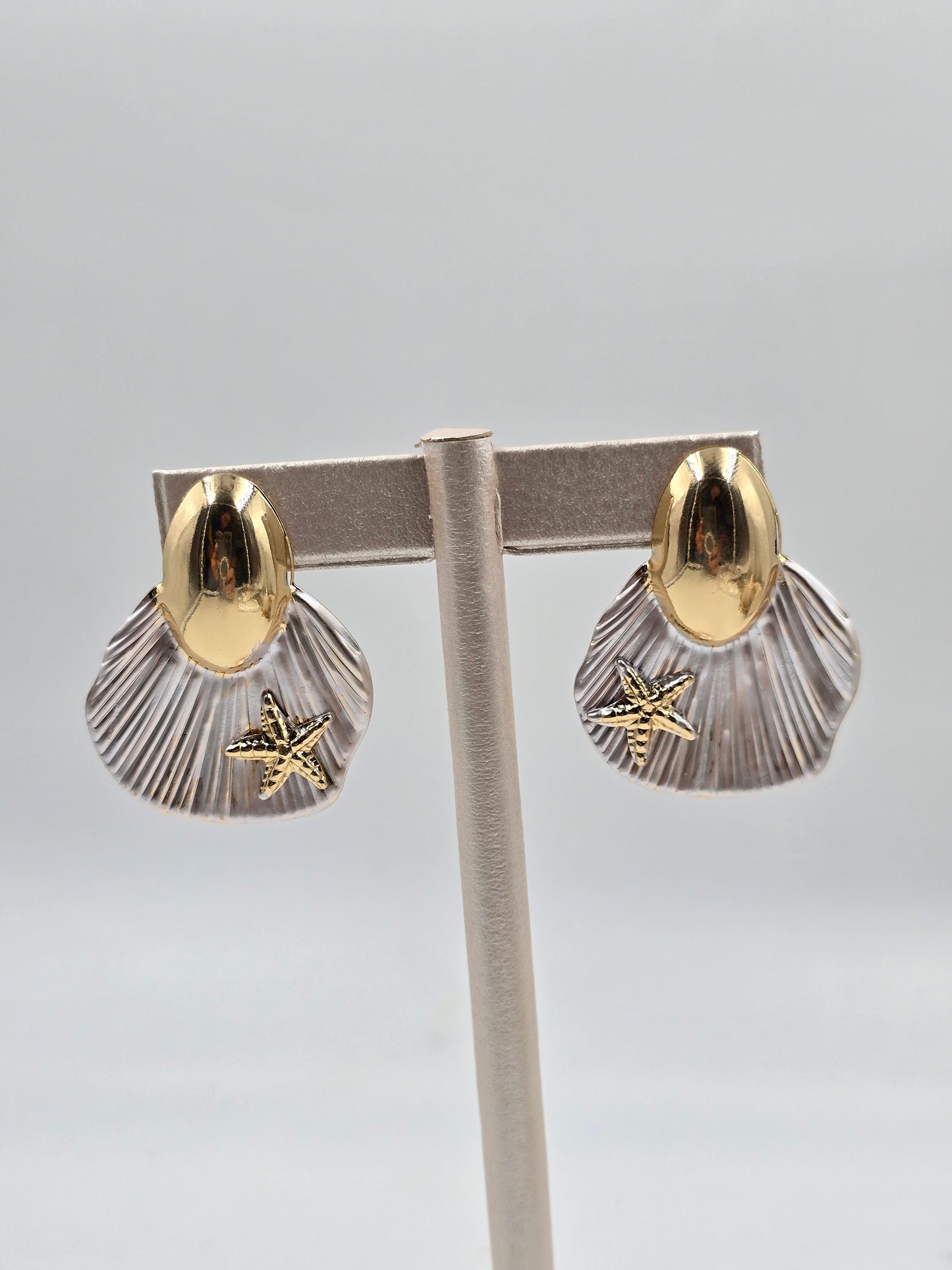 N - Shell Design Earring