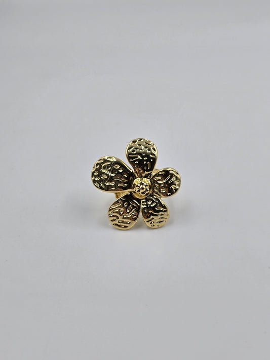 Gold-flowered shaped Ring
