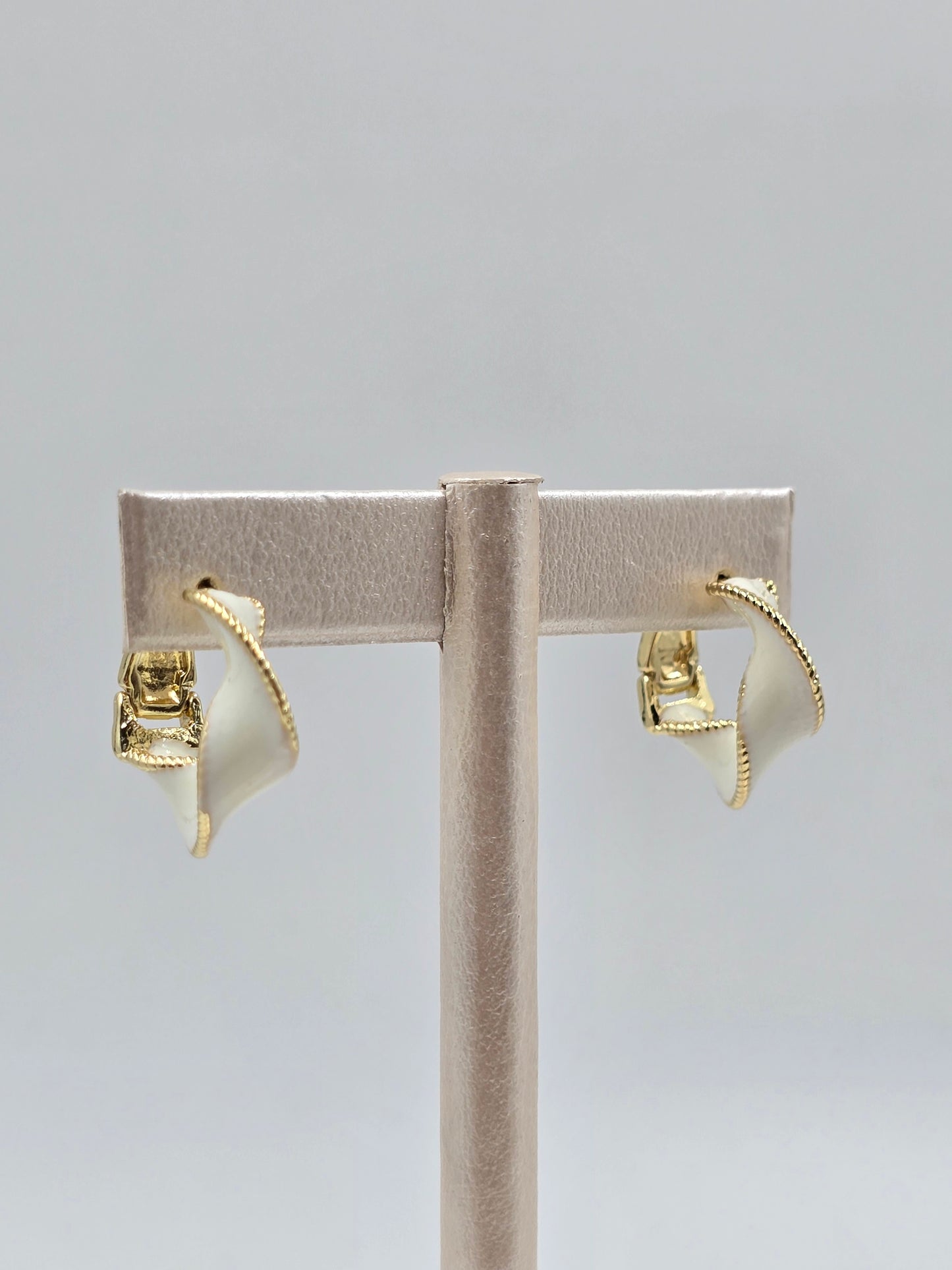 O - Twist Gold Hoops