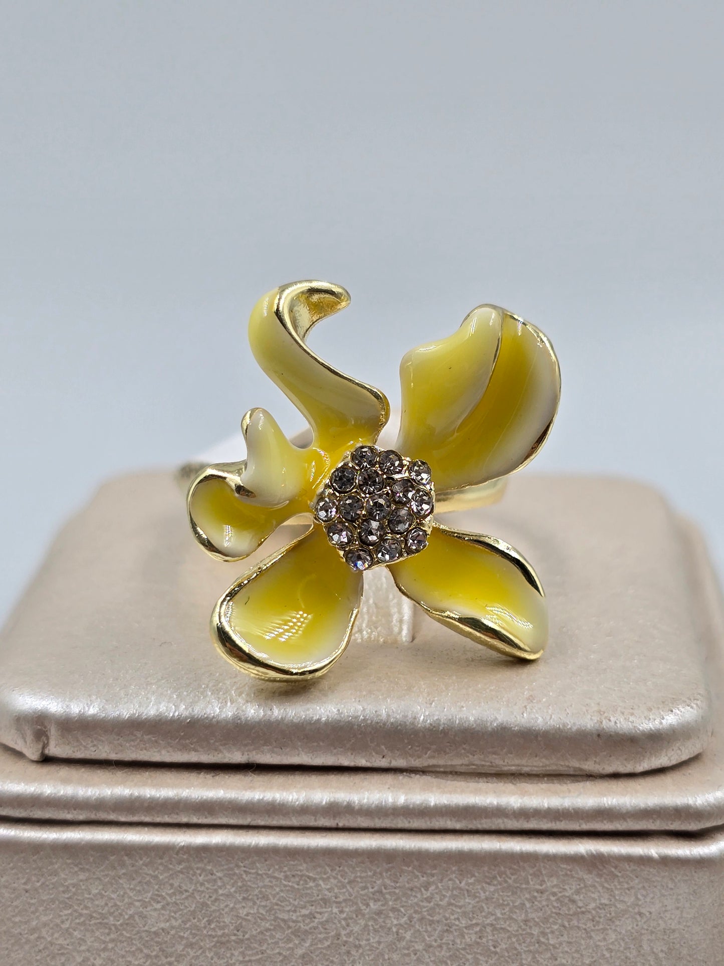 O - Colorful Flower Ring