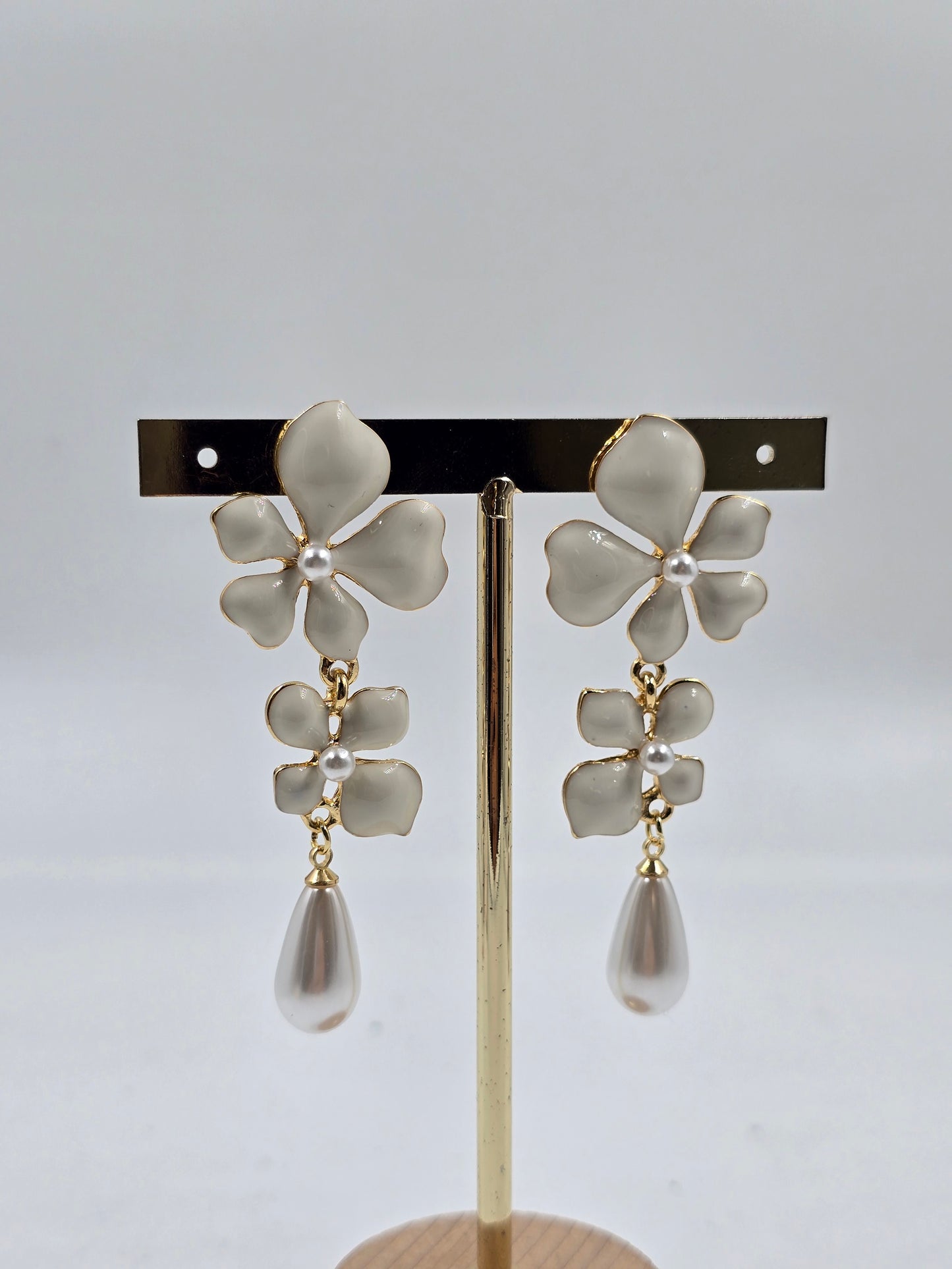 M - Dangling Flower with Pearls Earrings