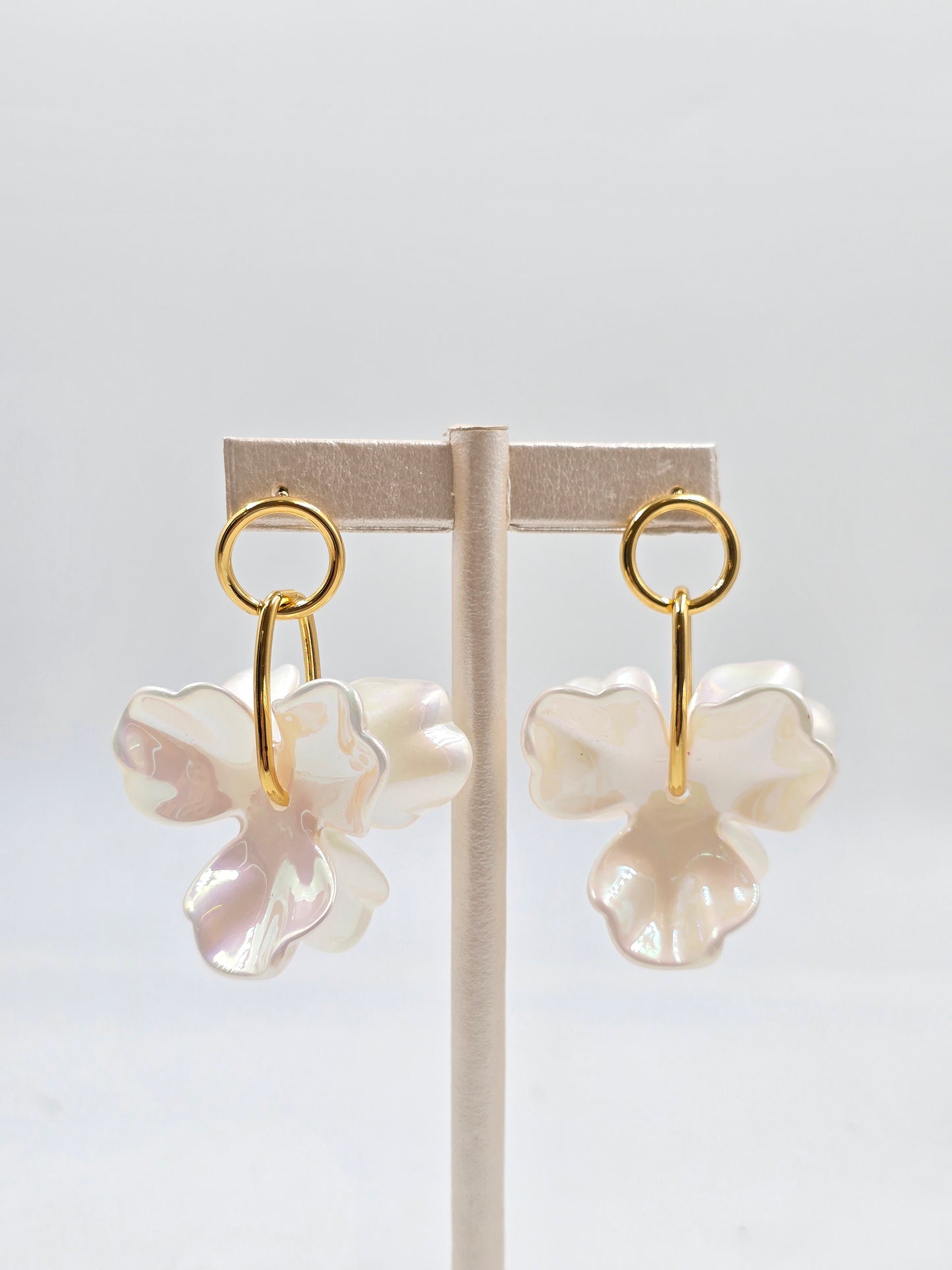 N - Clover-shaped earrings with gold hooks