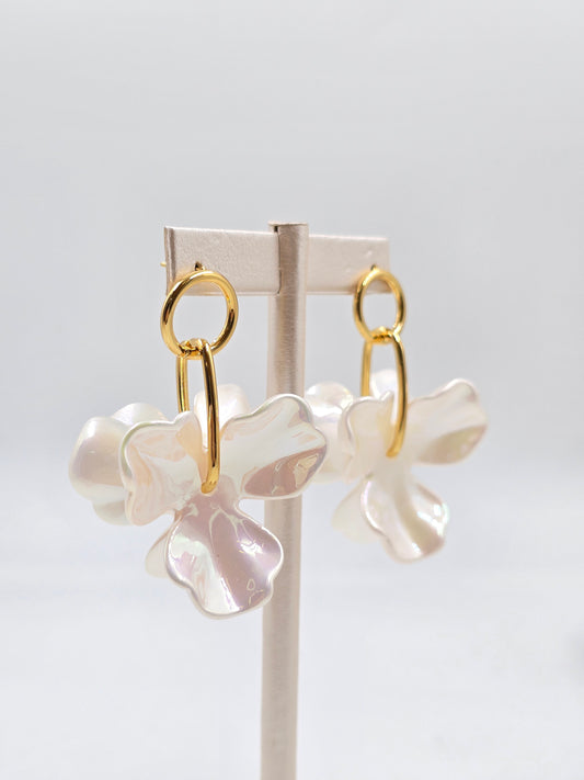 N - Clover-shaped earrings with gold hooks