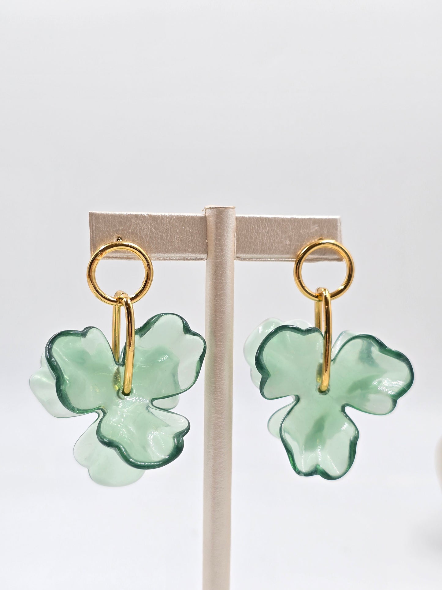 N - Clover-shaped earrings with gold hooks