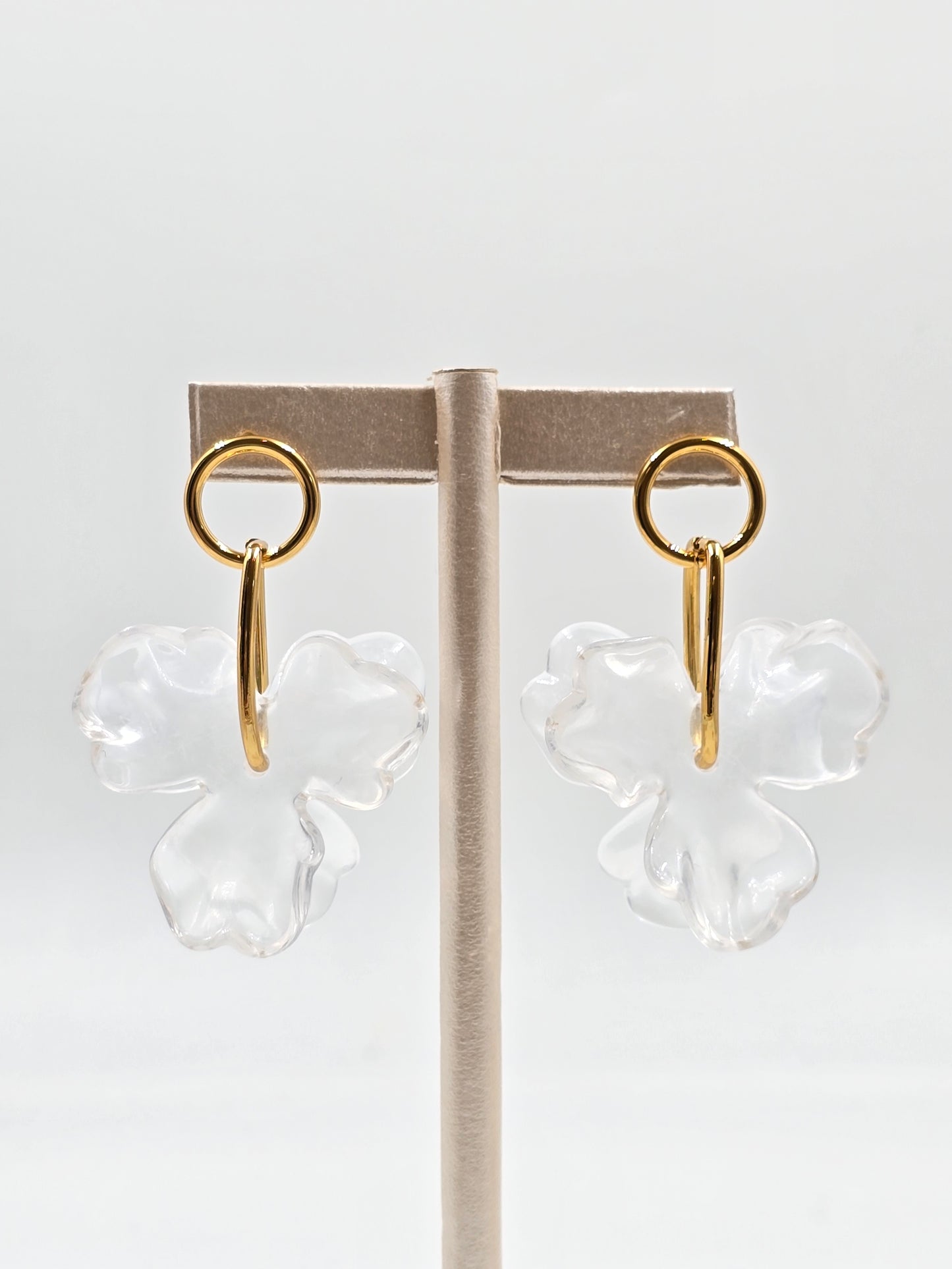 N - Clover-shaped earrings with gold hooks