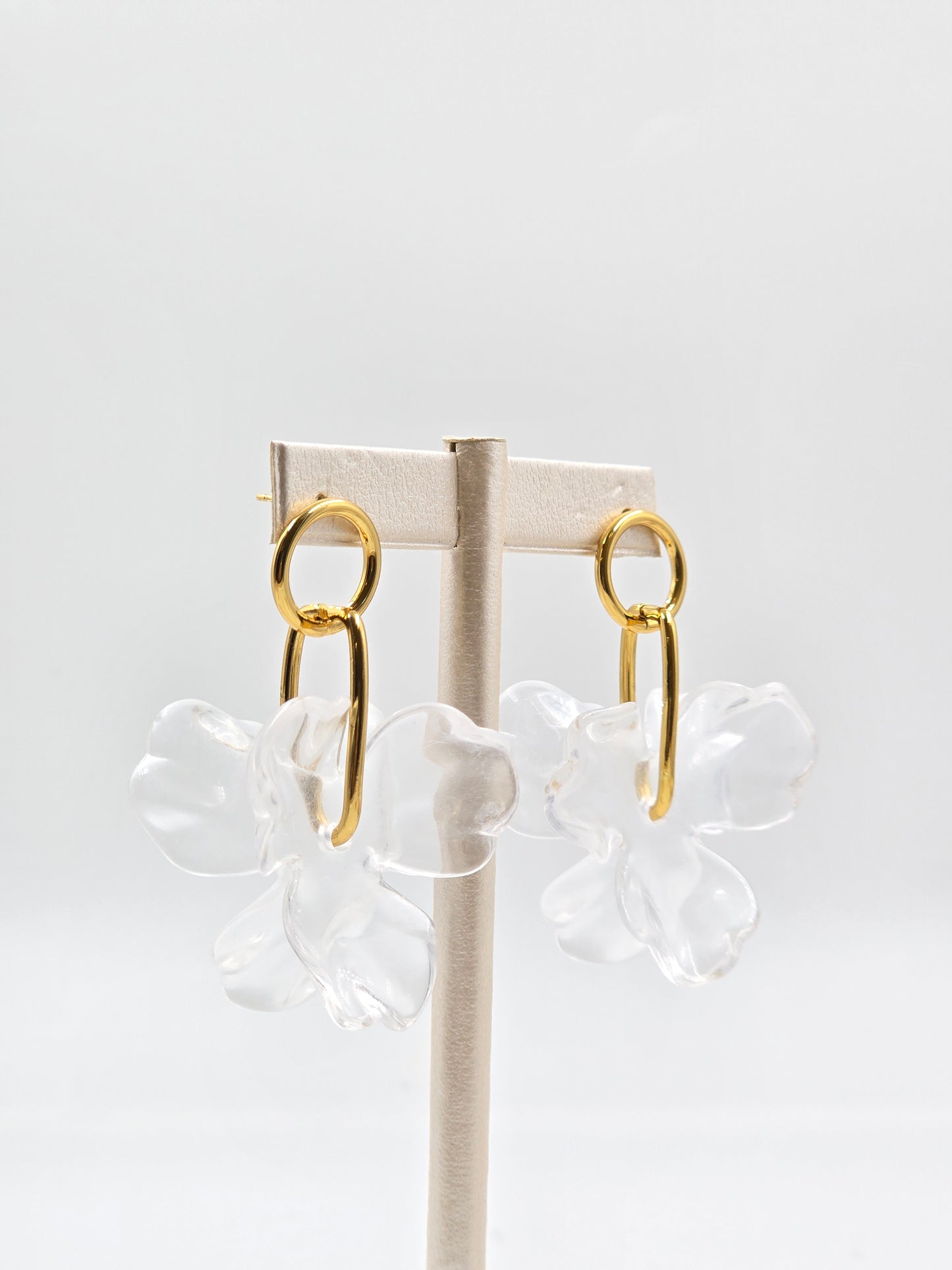 N - Clover-shaped earrings with gold hooks