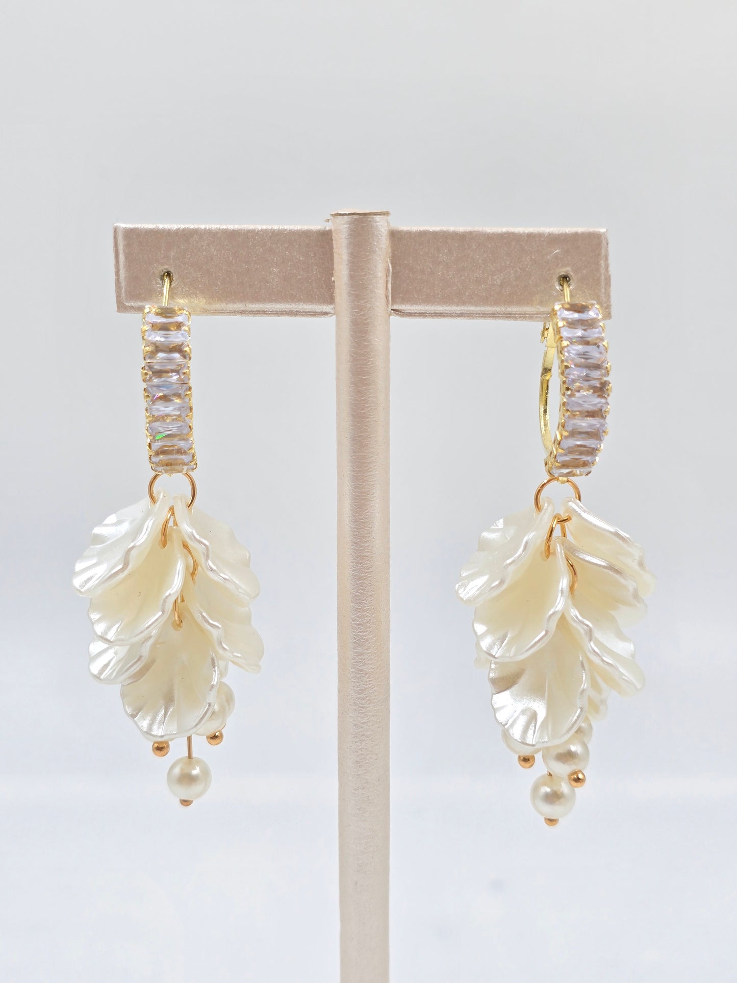 N - Cream-colored shell-like leaves Earring