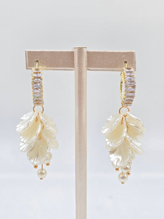 N - Cream-colored shell-like leaves Earring