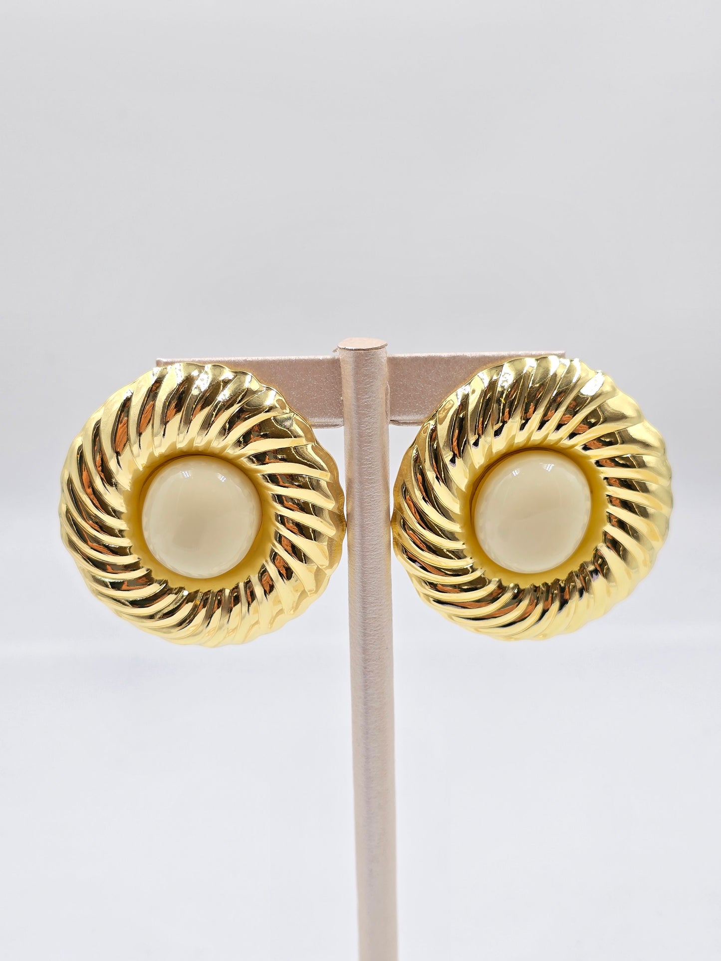 C - Bold Round Earring