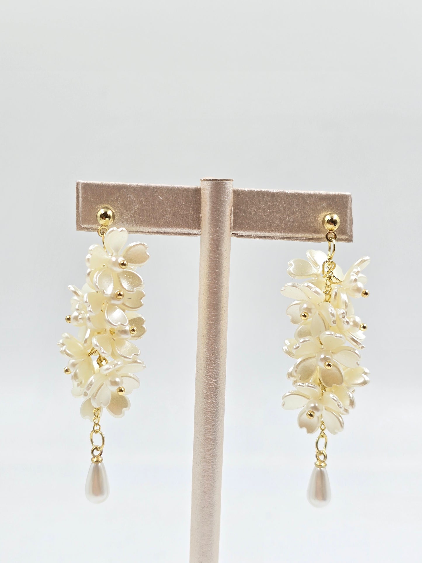 N - White Flower Dangling Earrings