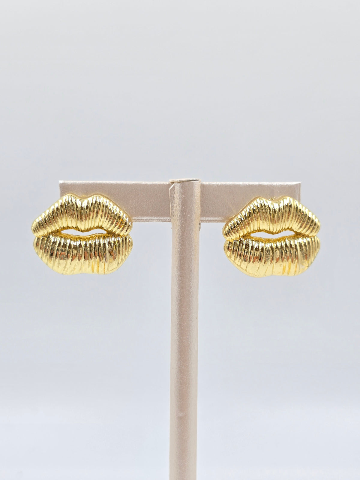 O - Golden Kiss Earring