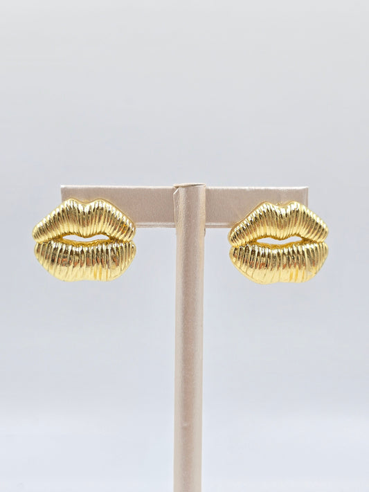 O - Golden Kiss Earring