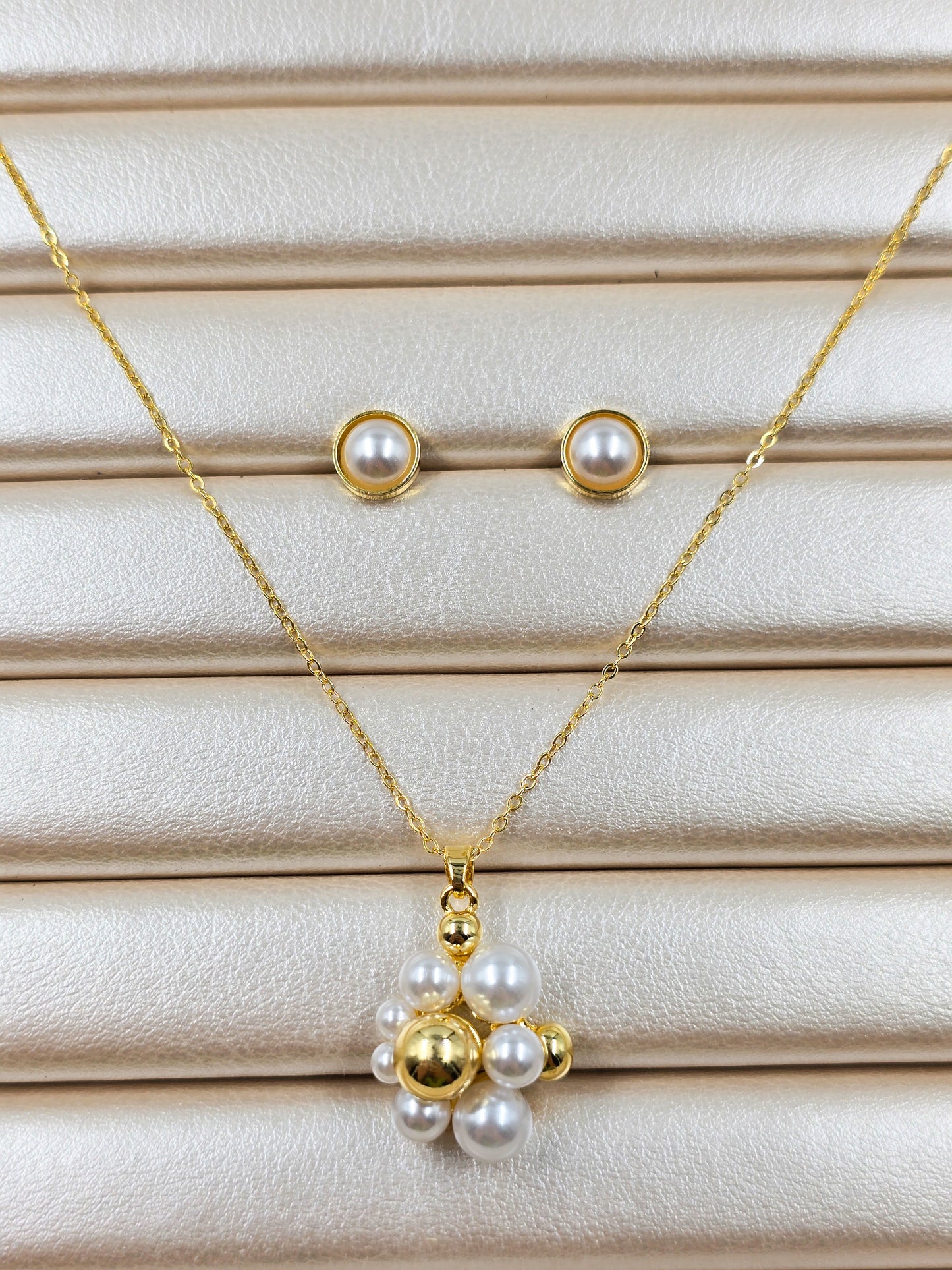 Pearl Flower Neckless and Stud Earring Set